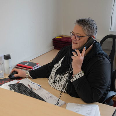 Sicht auf Andrea Dasenbrock am Telefon im Büro – Bestattungen Bergstermann-Schweer in Osnabrück