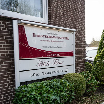 Außenansicht auf das Eingangsschild – Bestattungen Bergstermann-Schweer in der Dodesheide 16, 49088 Osnabrück