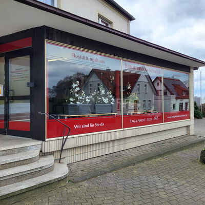 Außenansicht der Geschäftsstelle Alt-Riemsloh 22 – Bestattungen Bergstermann-Schweer